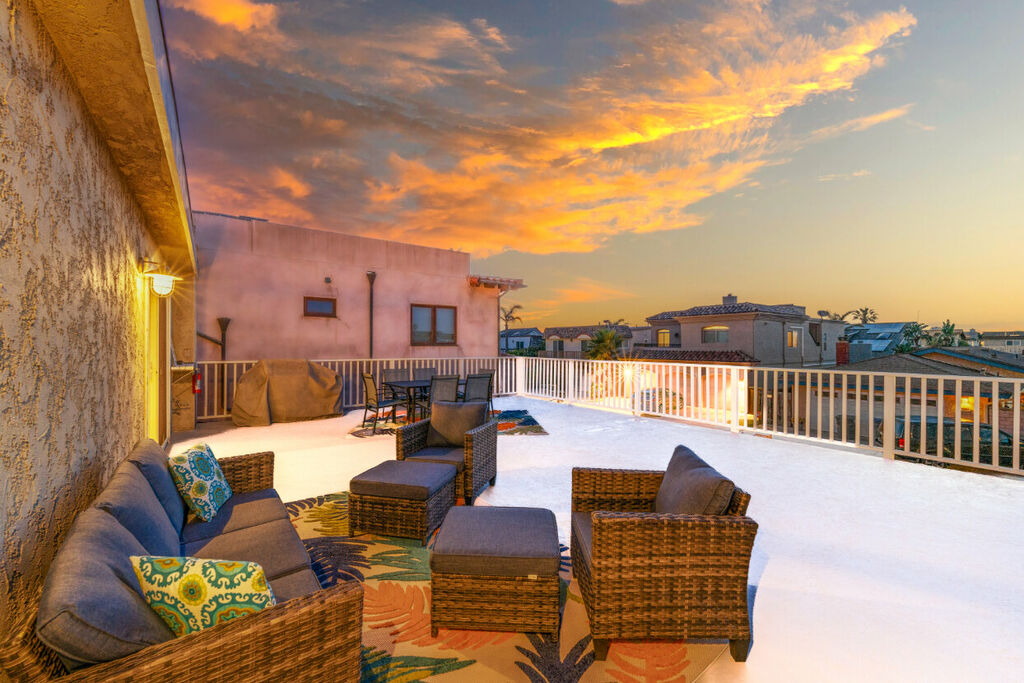 Sandy Coast Charm