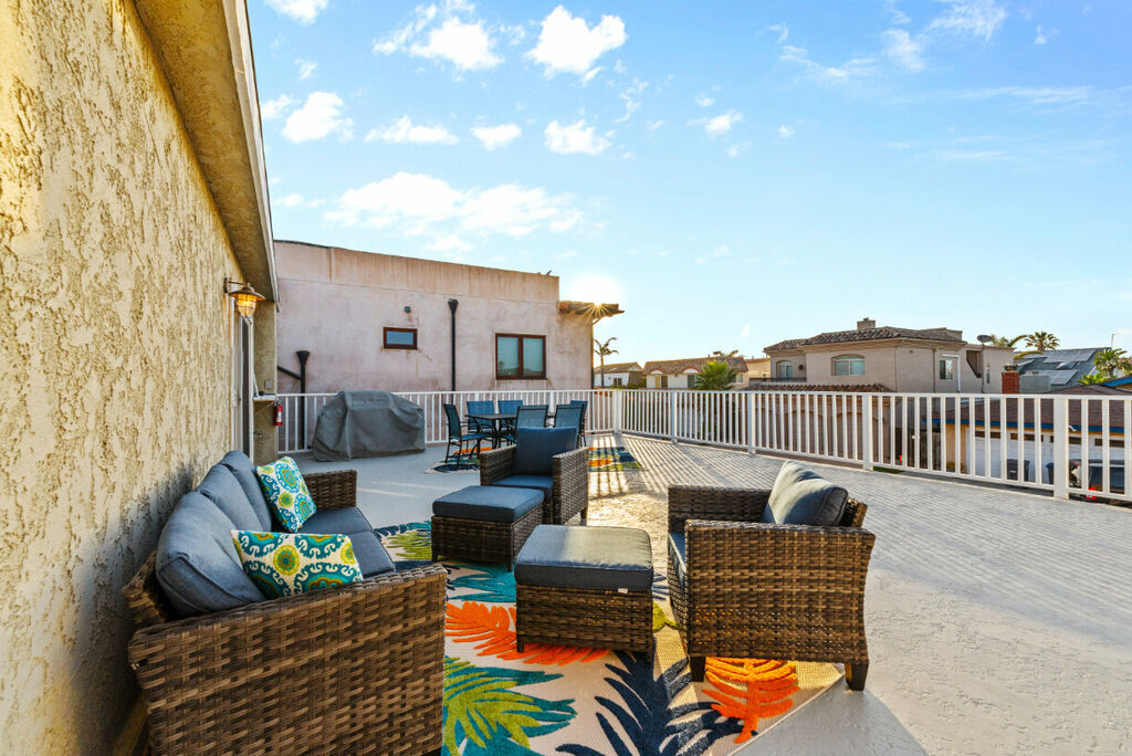Sandy Coast Charm