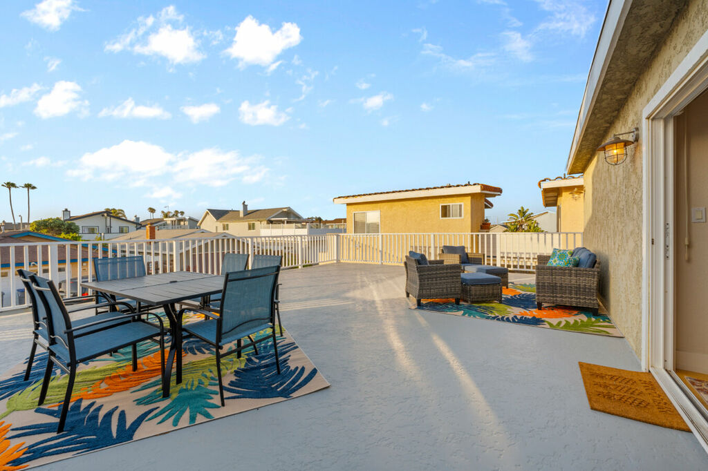 Sandy Coast Charm